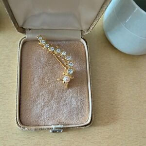 VTG Olia Brooch‎ – Gold Tone Rhinestone Arc Pin with Faux Pearl Starburst Accent